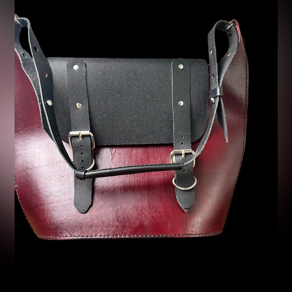 Handmade Leather Single Strapped Bag Black/ Burgundy - Picture 3 of 13